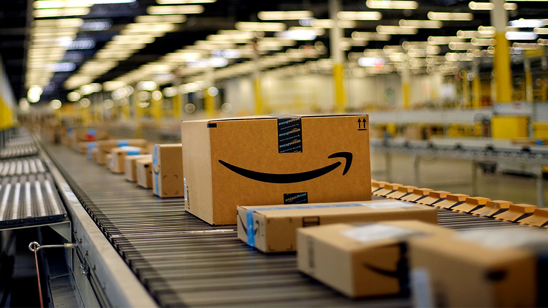Amazon FBA Pakete auf Förderband
